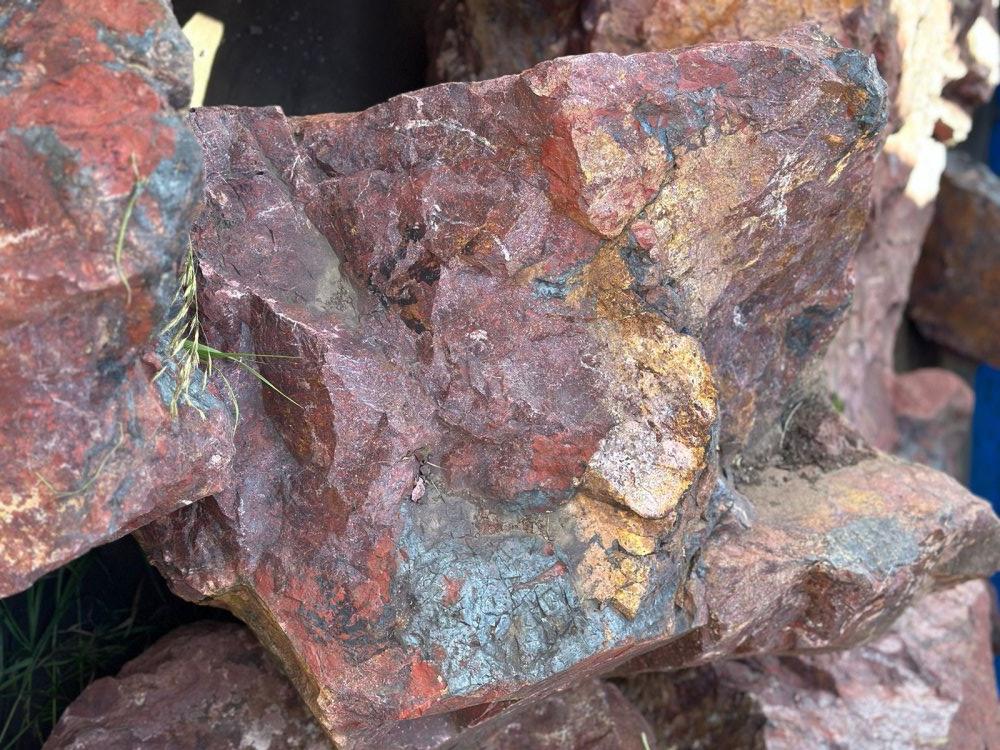 Камни для ландшафтного дизайна красно-фиолетовые 10-60 килограмм купить в Электростали