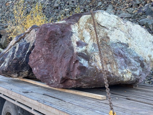 Огромные красно-фиолетовые валуны для ландшафтного дизайна весом более 5 тонн купить в Электростали