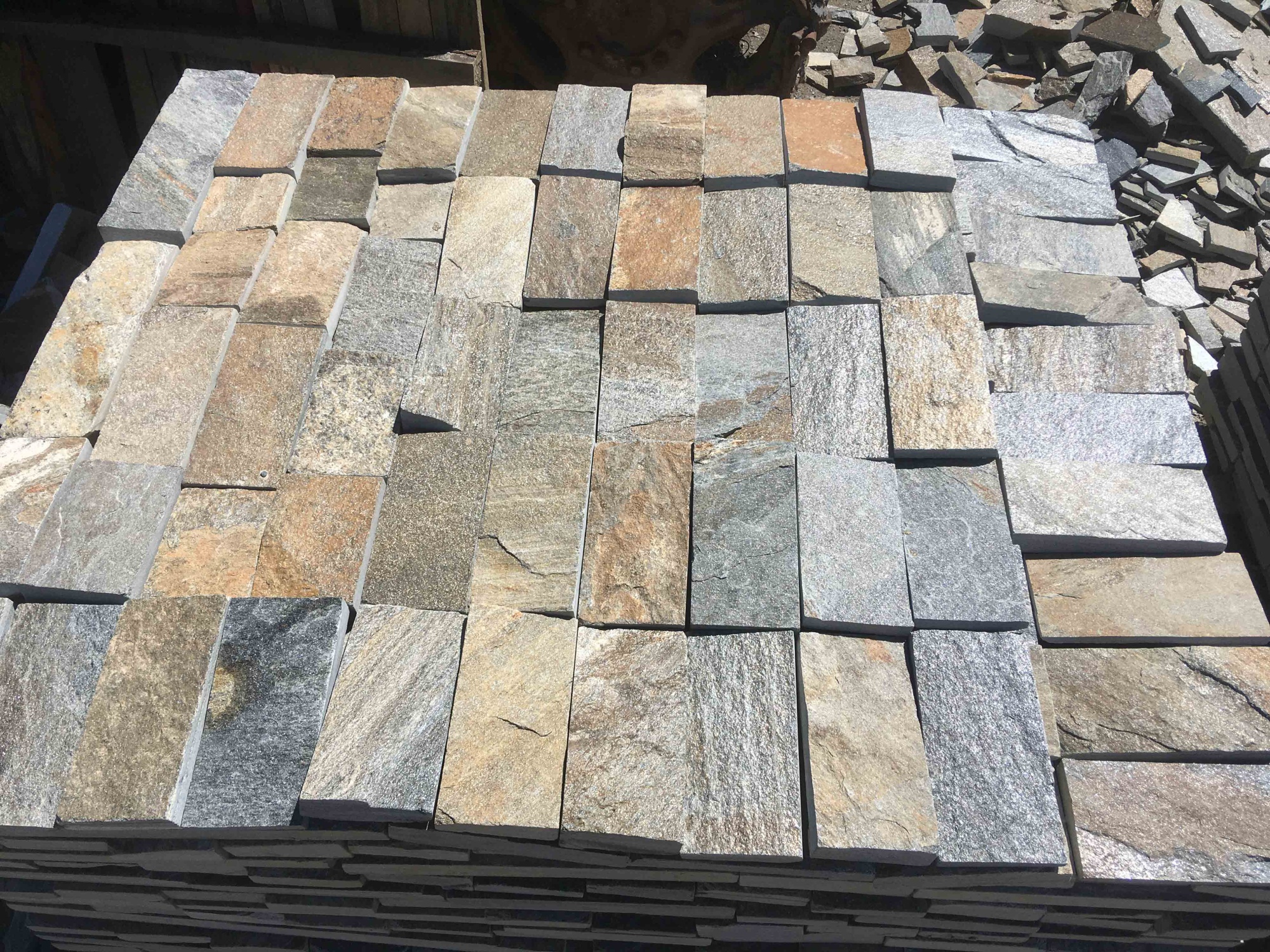 Плитка пилёная златолит Уральский для цоколя, отмостки купить в Электростали