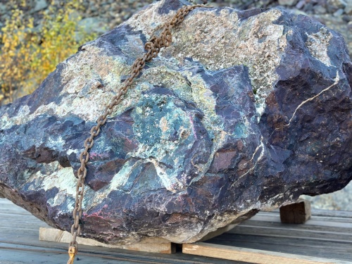 Огромные красно-фиолетовые валуны для ландшафтного дизайна весом более 5 тонн купить в Электростали