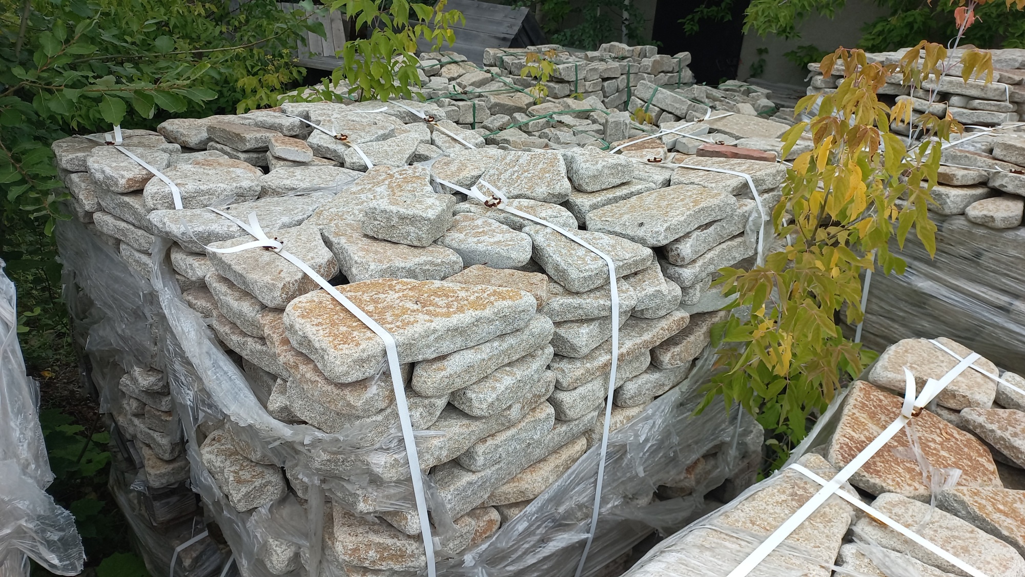 Плитняк галтованный гранитный для ландшафтного дизайна купить в Электростали