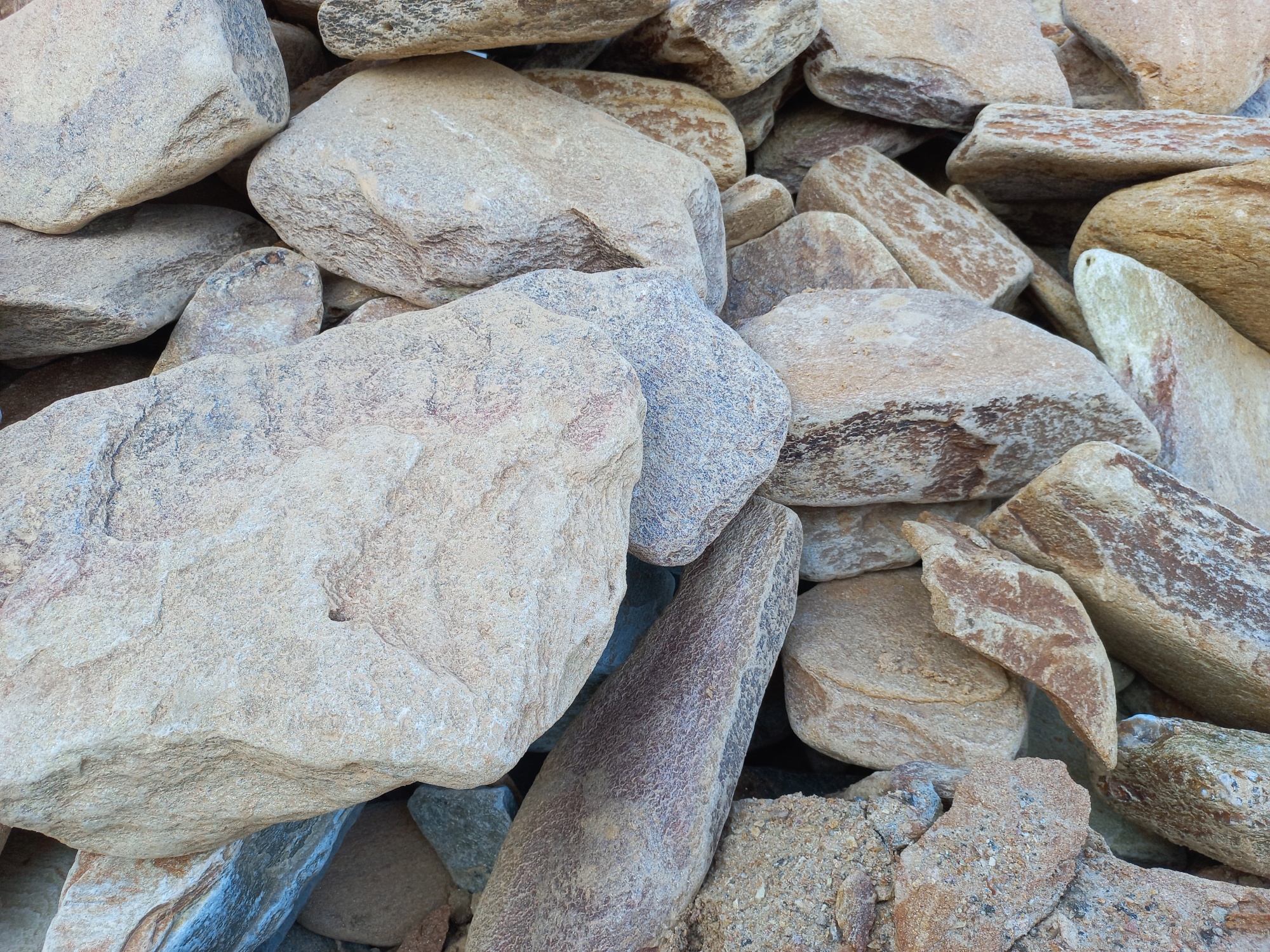 Златолит жёлтый, жёлто-зелёный глыбки и валуны для ланшафтного дизайна купить в Электростали