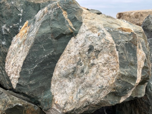 Гигантские зелёные валуны для ландшафтного дизайна весом более 5 тонн купить в Электростали