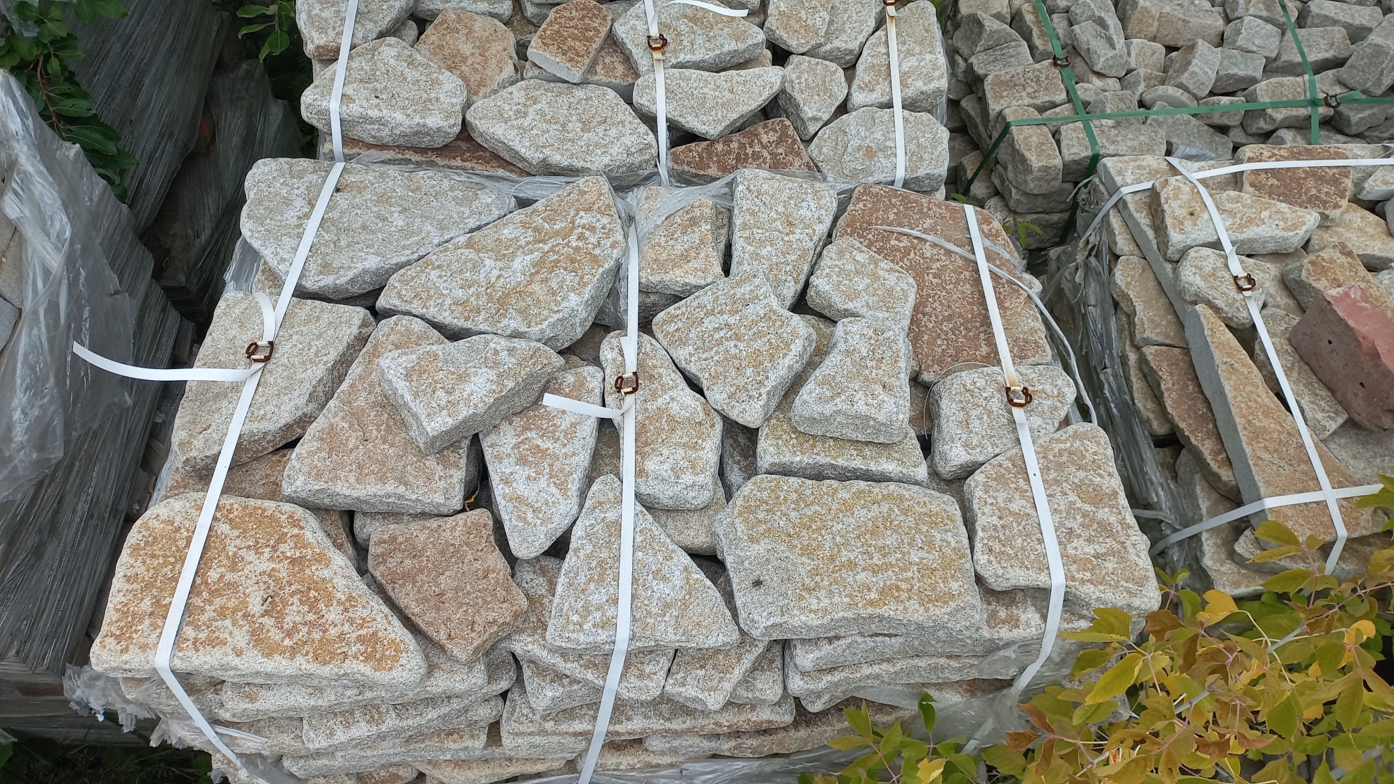 Плитняк галтованный гранитный для ландшафтного дизайна купить в Электростали